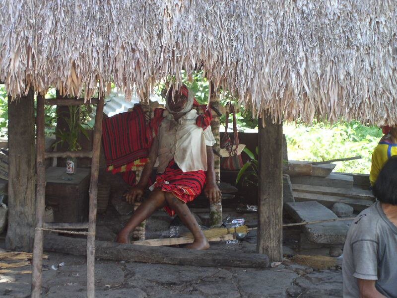 Покойный несколько дней восседает в кресле около своего дома/ © flickr.com