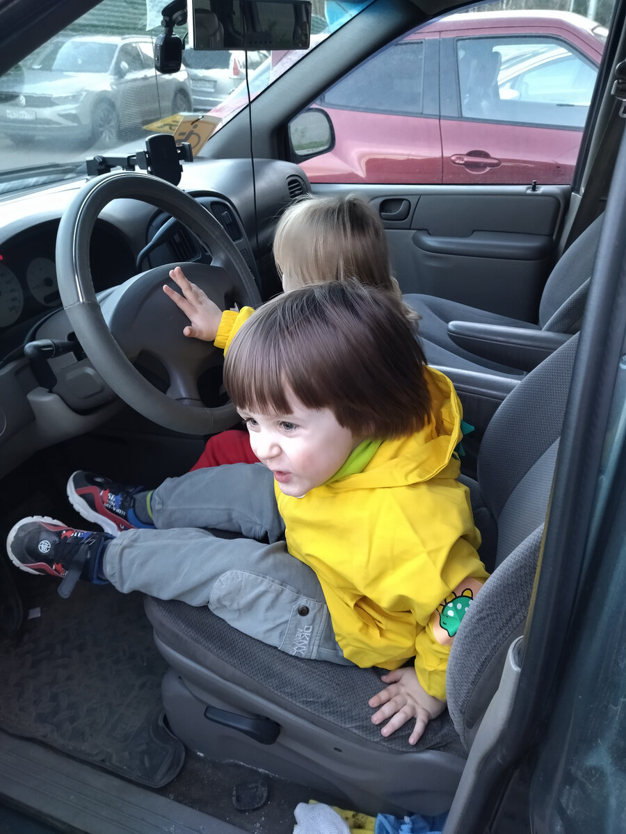 В любом случае, следует помнить, что если есть в семье дети, они копируют модель своей семьи с семьи родителей...