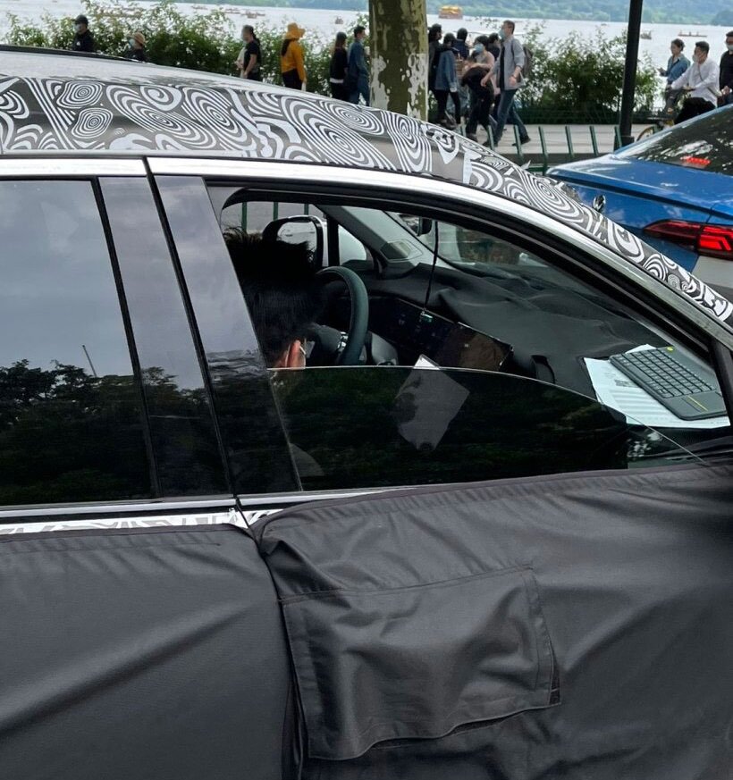 На фото из соцсетей: кроссовер Geely FX11 во время тестов