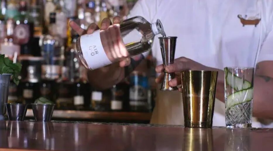 Британский стартапа Air Company делает водку из выбросов углекислого газа.

Углекислый газ набирается из воздуха рядом с промышленными объектами. Затем его объединяют с водородом, полученным в результате электролиза — процесса, при котором электричество используется для разделения воды на водород и кислород. После дальнейшего слияния CO2 и водорода получается этанол, который в сочетании с водой становится водкой.

Правда, результат оказывается не дешевым, бутылка Air Vodka обойдется в $65.