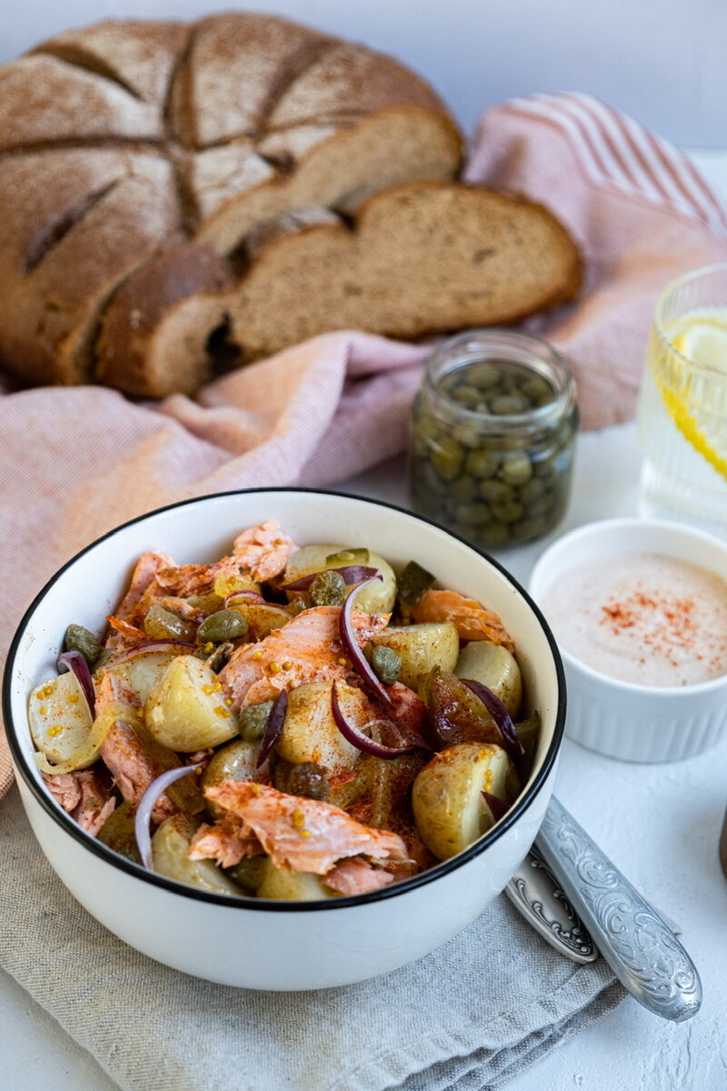 Сытный салат с картофелем и рыбой