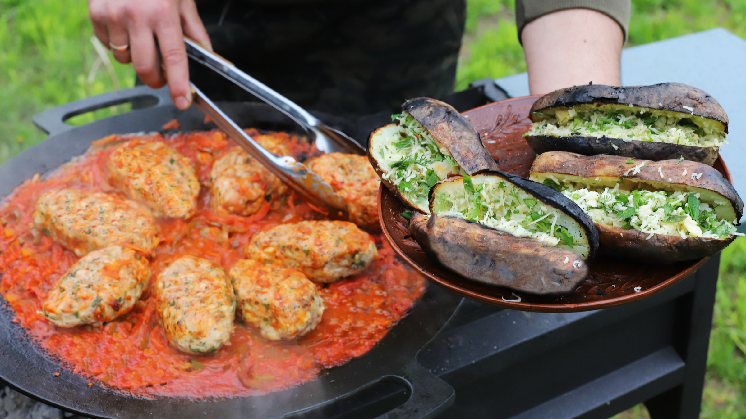 Показываю как приготовить вкусные котлеты на садже в томатном соусе и  картофель с сыром в углях(делюсь рецептом)