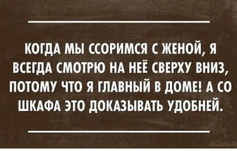 Всегда смотрю в пол. Человек на дороге. Девушка с короткой стрижкой со спины. Человек идет по пороге. Задуматься о жизни.
