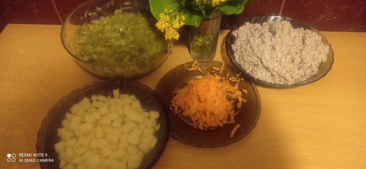 Мясной бульон, морковь натертая, картофель мелко нарезанный, солёные огурцы натертые, отвареная перловая крупа. В мясной бульон я добавляю огурцы, морковь и картофель, варю 40-45 мин. Затем запускаю перловку, солю и варю ещё минут 10. Суп готов