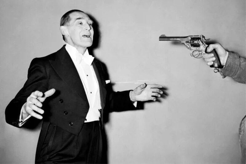 В конце своего шоу аргентинский фокусник Марво попросил своего ассистента выстрелить ему в голову из ружья. Грохнул выстрел, и Марво, торжествуя, вытащил пулю изо рта (фокус, видимо, был рассчитан на детей дошкольного возраста).

Тем не менее присутствующий в зале золотодобытчик Марко Аспрелла был восхищен трюком и со словами: «А поймайте-ка эту!» — выстрелил в голову фокусника из своего пистолета. Маг долго не мучился. На суде Аспрелла выглядел подавленным и никак не мог понять, почему фокусник не поймал его пулю. Он был оправдан.