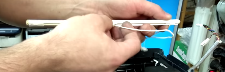 Ватной палочкой, смоченной в ацетоне, убираем желтый слой на посадочном месте лампы