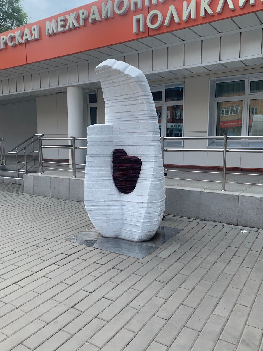 Новинка у поликлиники- вот такая скульптура 