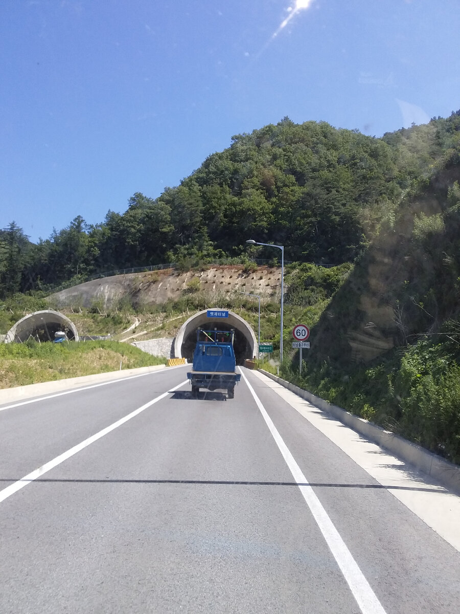 Грузовые авто начальника по дороге к капустный полям