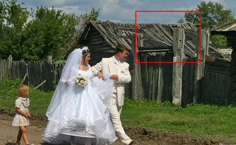 Во время свадьбы жених уединился с тещей в сарае. Увидев, что они делают, невестка тут же взяла спички и0