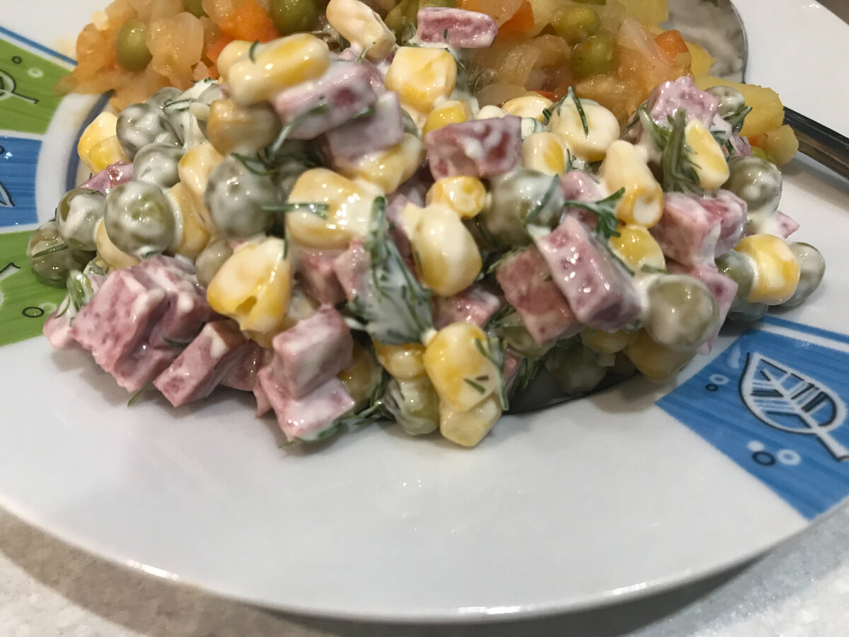 Салат с кукурузой, зеленым горошком и копченой колбасой