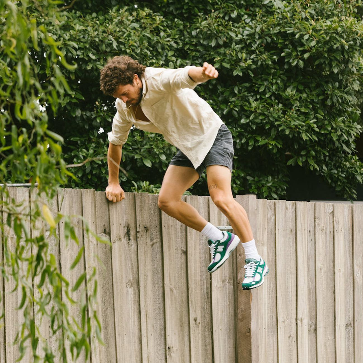 Тоже спортом. Нью бэланс на голове.