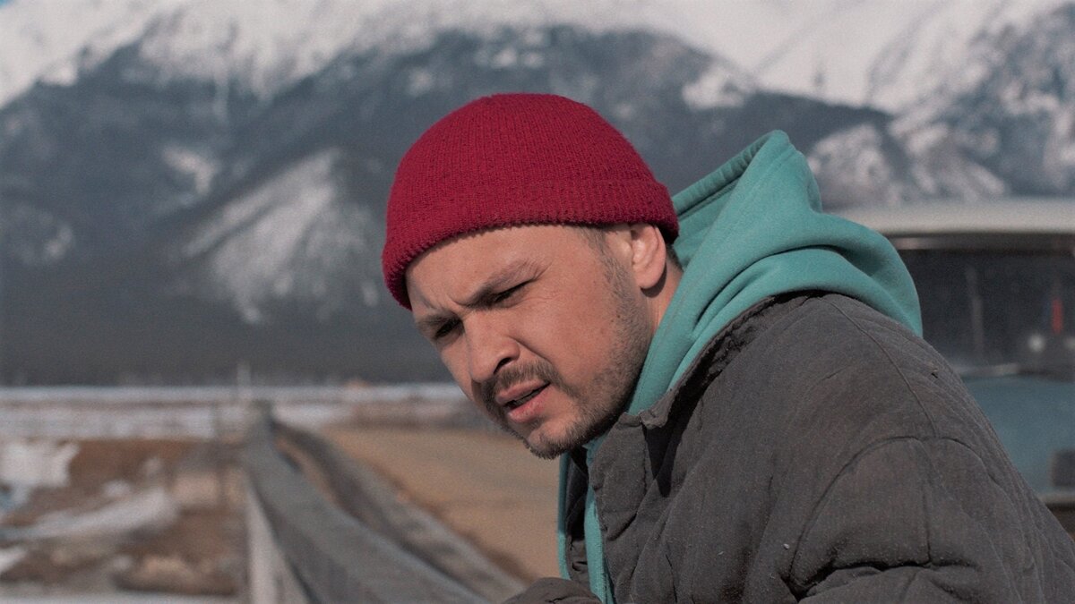 Каша выглядит серьезным, взрослым и временами неглупым, хотя впереди у него много тинейджерских глупостей. Кадр из к/ф «Решала: Брат».