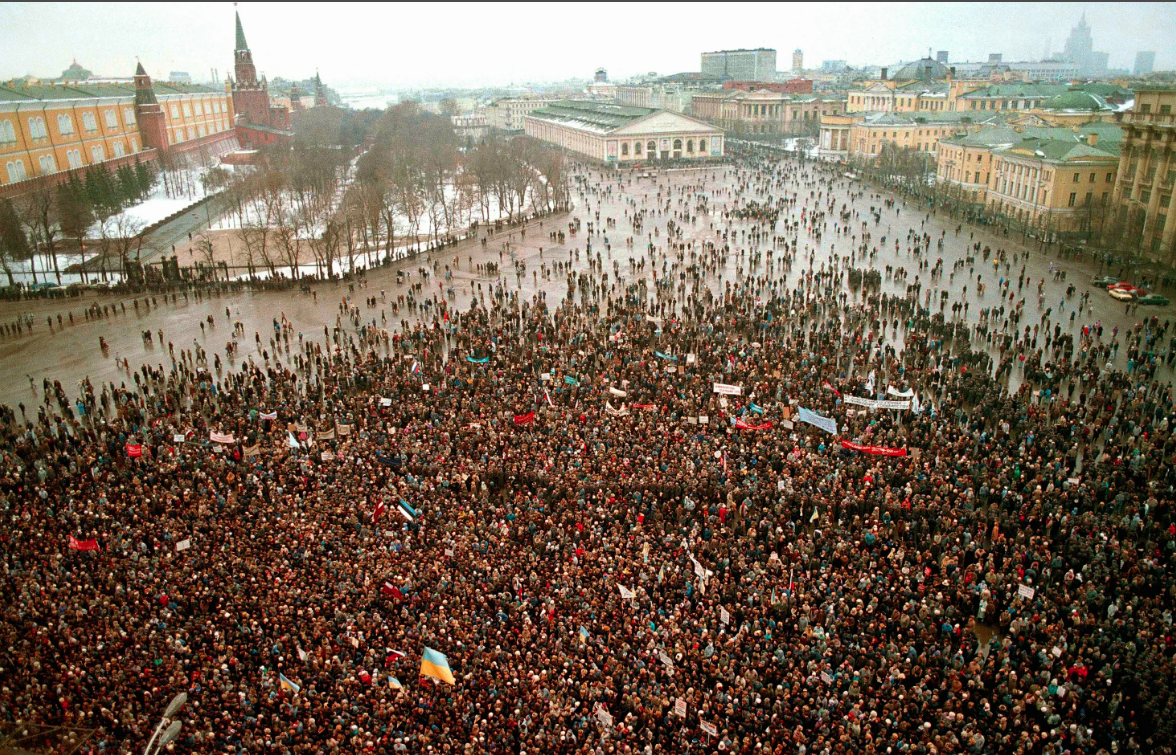 Бунтом была российская. Митинг на Манежной площади 1991. Манежная площадь 1990. Манежная площадь Москва митинг 1990. Манежная площадь 1991 митинг площадь Москва.