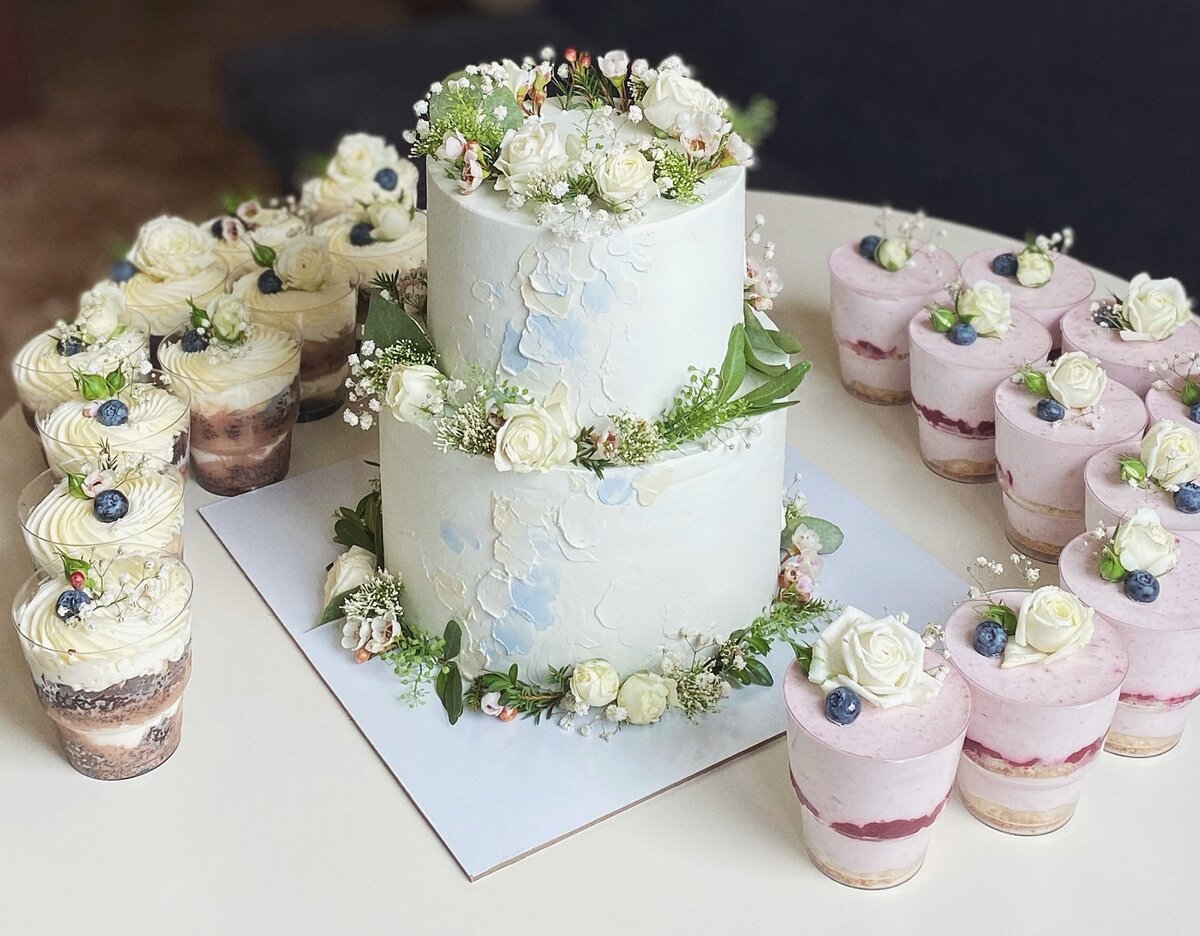 На фото: торт 4,5 кг., диаметры бисквитов 18 см. и 14 см.