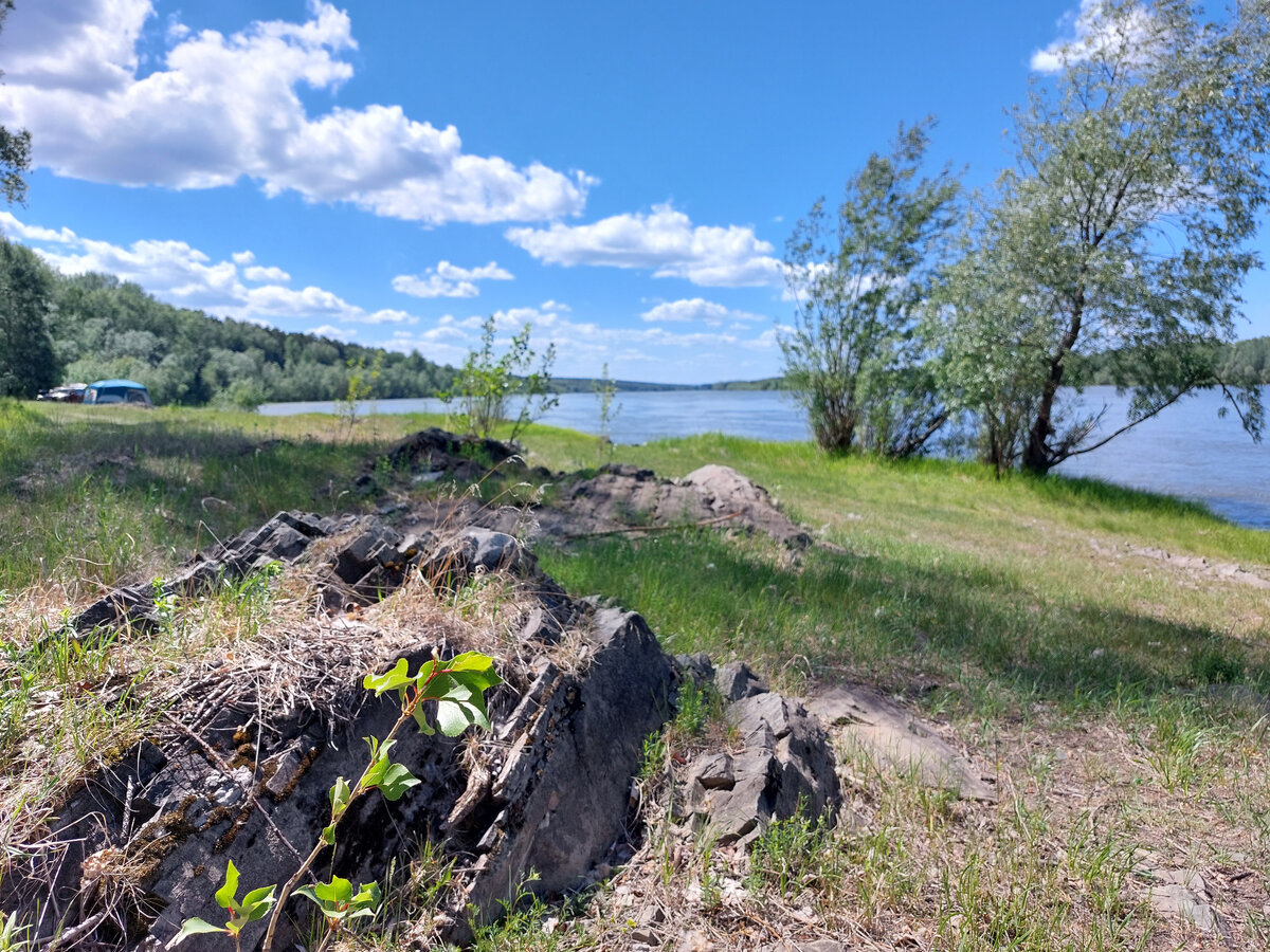 Берег около Умревинского острога. Хорошее место для тихого отдыха с палаткой.