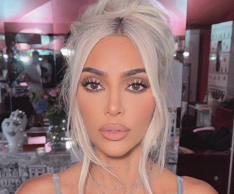     «Мой худший совет. Я сплю с макияжем»: Ким Кардашьян шокировала фанатов