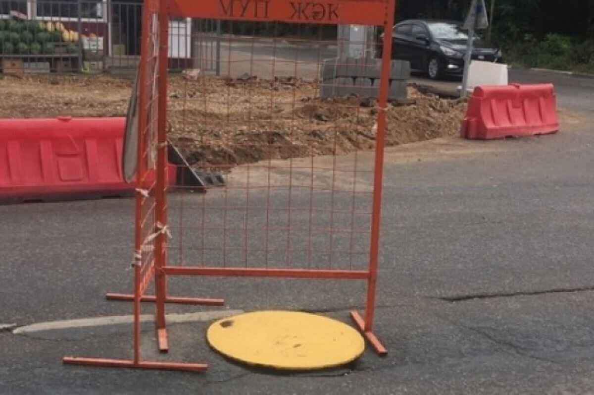    В Твери коммунальщики огородили место на дороге, где пропала крышка люка