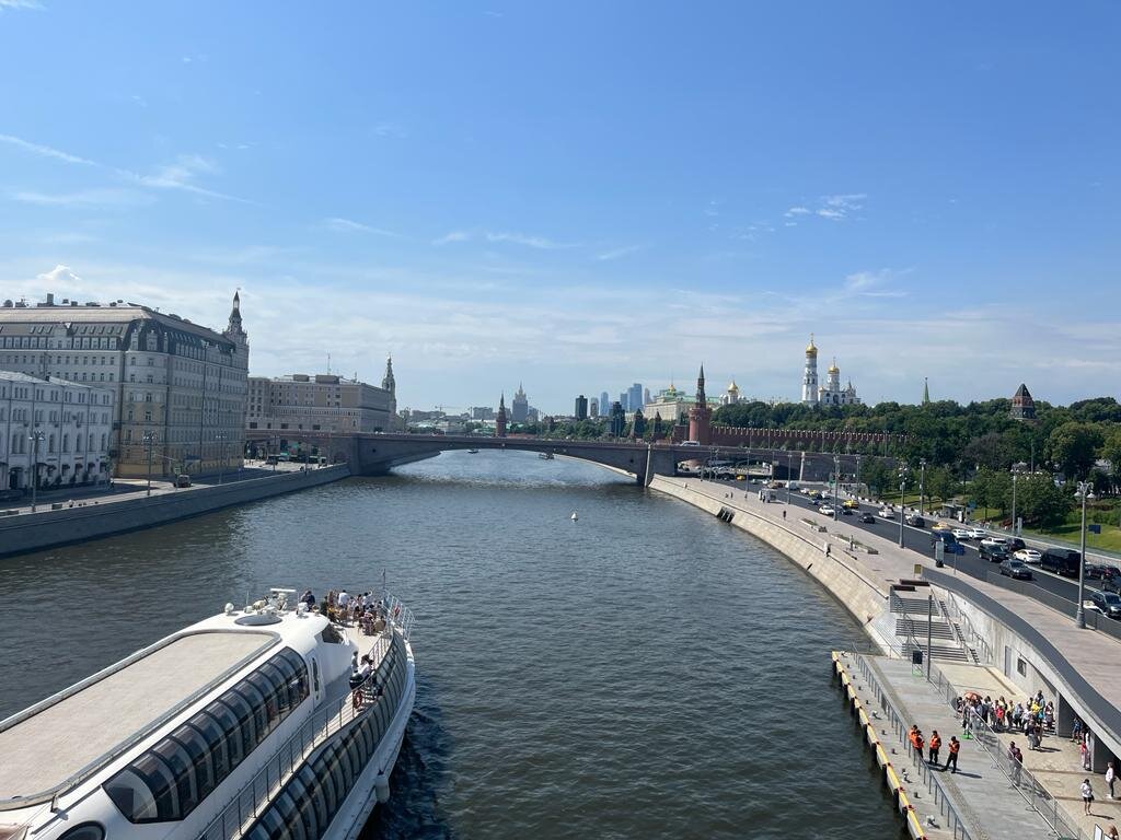 Вид на Москву-реку с Подвесного моста в Парке Зарядье.