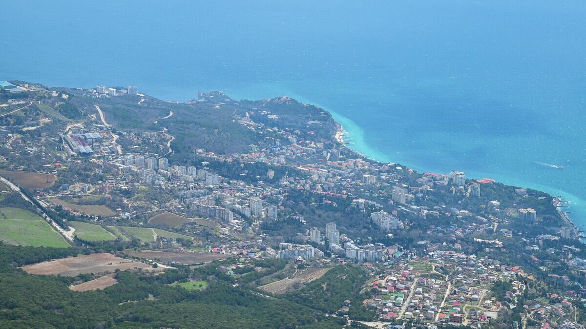    Вид на Ялту и на Черное море с горы Ай-Петри© РИА Новости / Рамиль Ситдиков