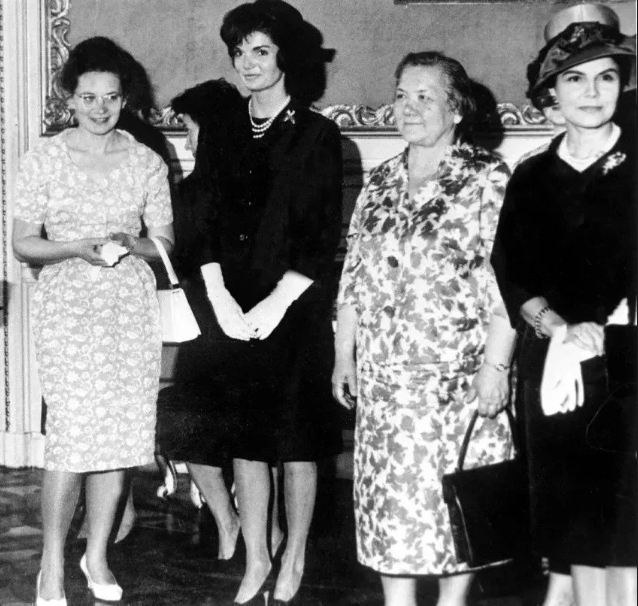 Нине Хрущевой, 2-я справа, придется неоднократно работать первой леди СССР