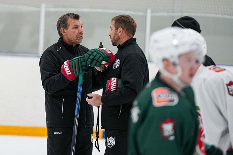 Две тренировки в день, двусторонний матч каждые четыре дня, никаких выходных — начало сборов у Олега Знарка (слева) всегда тяжелое. Фото: Ильнар Тухбатов, ak-bars.ru