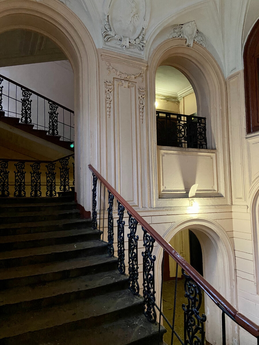 Парадная бывшего отеля Пале-Рояль, сегодня одна из легендарных коммуналок