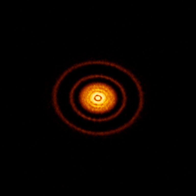 Изображение: ALMA (ESO/NAOJ/NRAO), S. Andrews et al.; NRAO/AUI/NSF, S. Dagnello