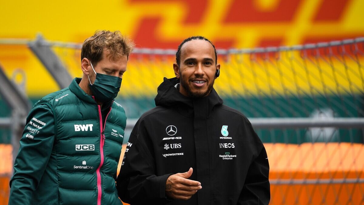    Пилот команды Aston Martin Cognizant F1 Team Себастьян Феттель (слева) и пилот команды Mercedes AMG Petronas Льюис Хэмилтон© РИА Новости / Владимир Астапкович
