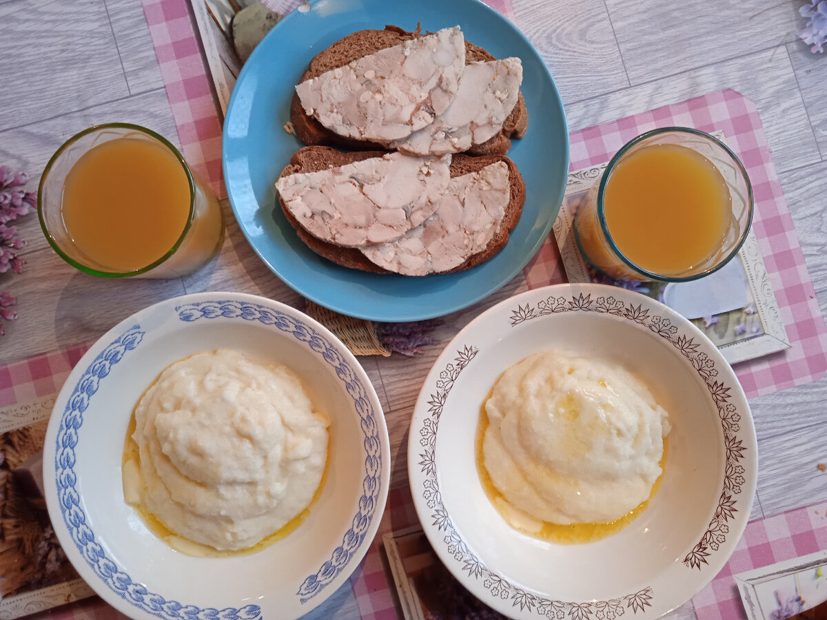 В ветчине только куриное мясо, немного грибов и специи: соль, гранулированный чеснок и чуть-чуть чёрного перца. Варит мама в ветчиннице. Выходит немного дороже, чем покупать аналогичный продукт в магазине, зато - мы точно знаем, что в этой ветчине находится. 