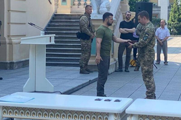 Зеленский награждает Листопада орденом Мужества. Фото © "Военное обозрение"
