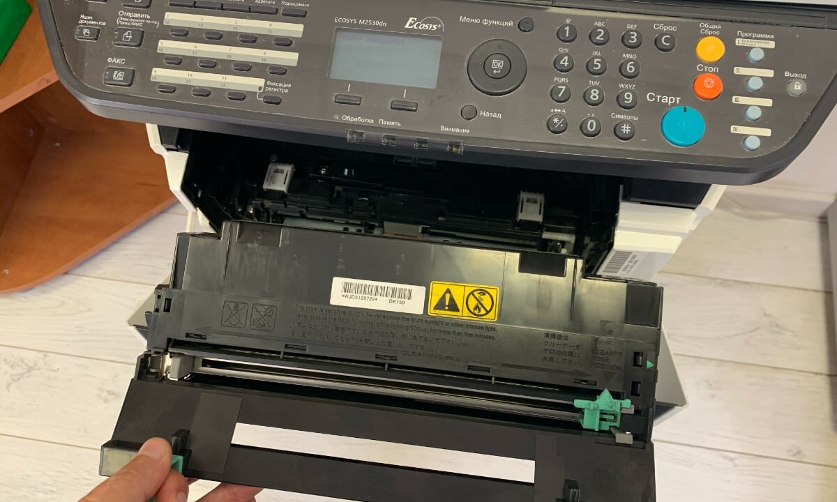 Вынимаем узел фотобарабана Kyocera M2530dn