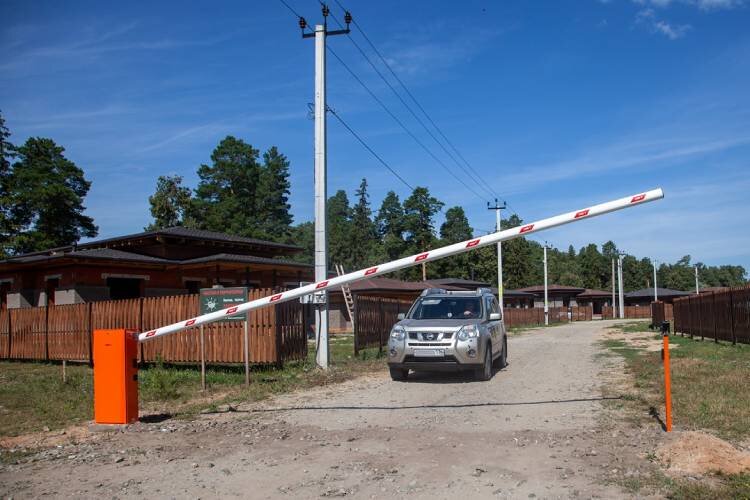 «На территорию организован въезд через шлагбаум, появится свой магазин с фермерскими продуктами, кофейня, детская и спортивная площадки, благоустроенные места отдыха». Фото: Оксана Король