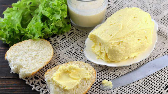 Рецепт домашнего масла из сливок. Масло сливочное домашнее. Сливочное масло в домашних условиях. Масло сливочное домашнее фото. Сары май