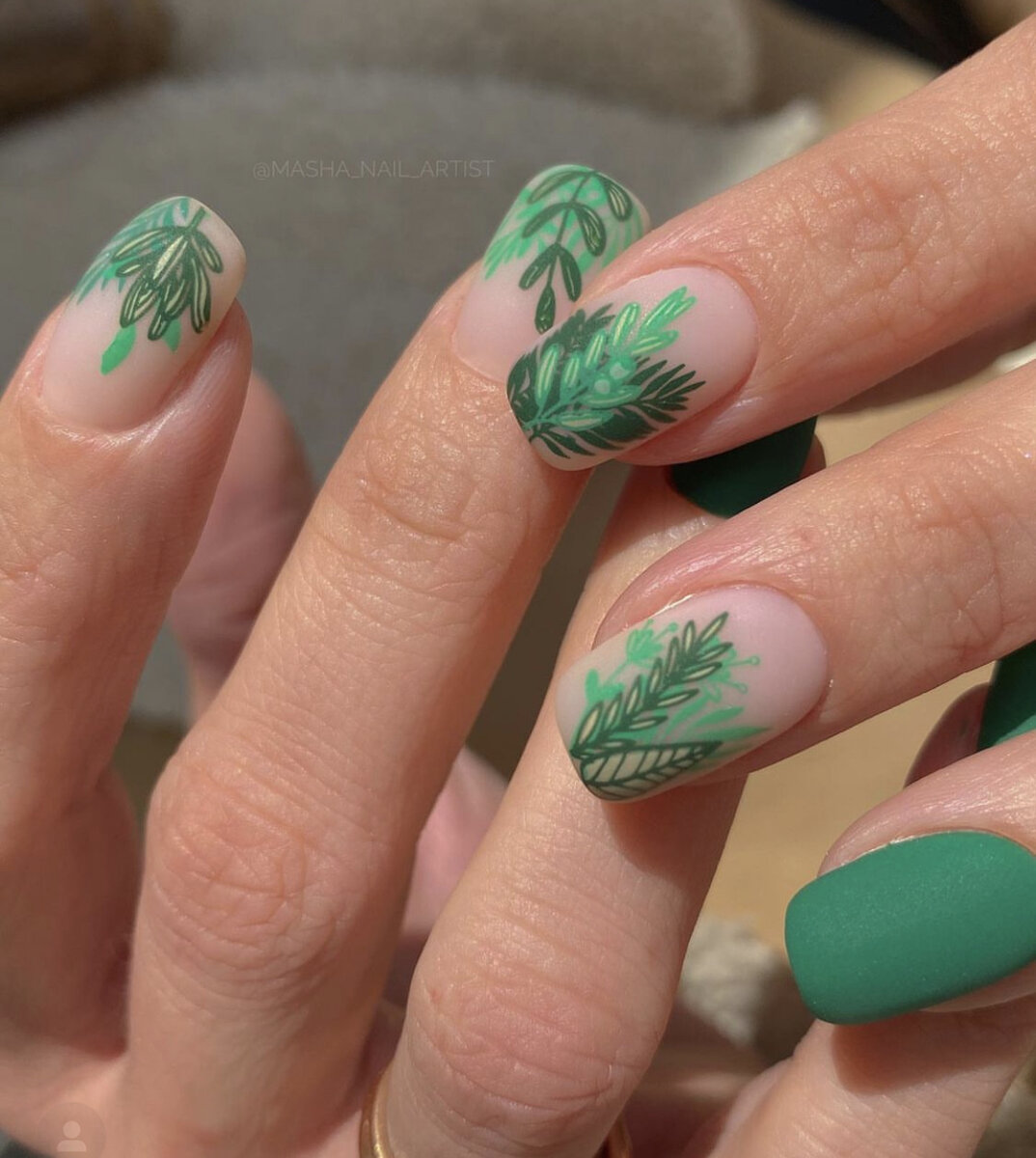 Фото из соцсети. Сейчас зелёный - очень модный цвет. Сама хожу с ногтями в цвет оливы☺️ и тоже матовыми. Очень стильно на этом фото смотрится цвет в сочетании со стемпингом. Просто 🔥. 