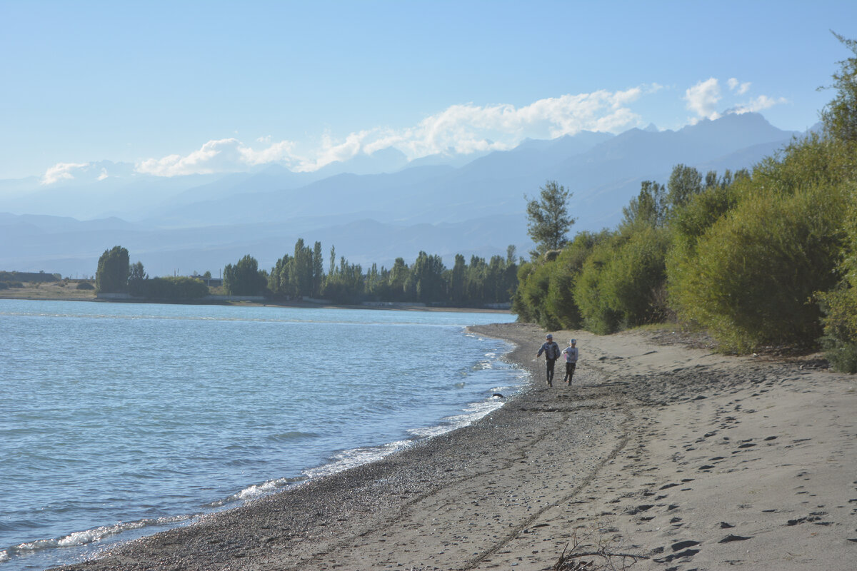 Озеро Иссык-Куль и горные хребты Тянь-Шаня на заднем плане