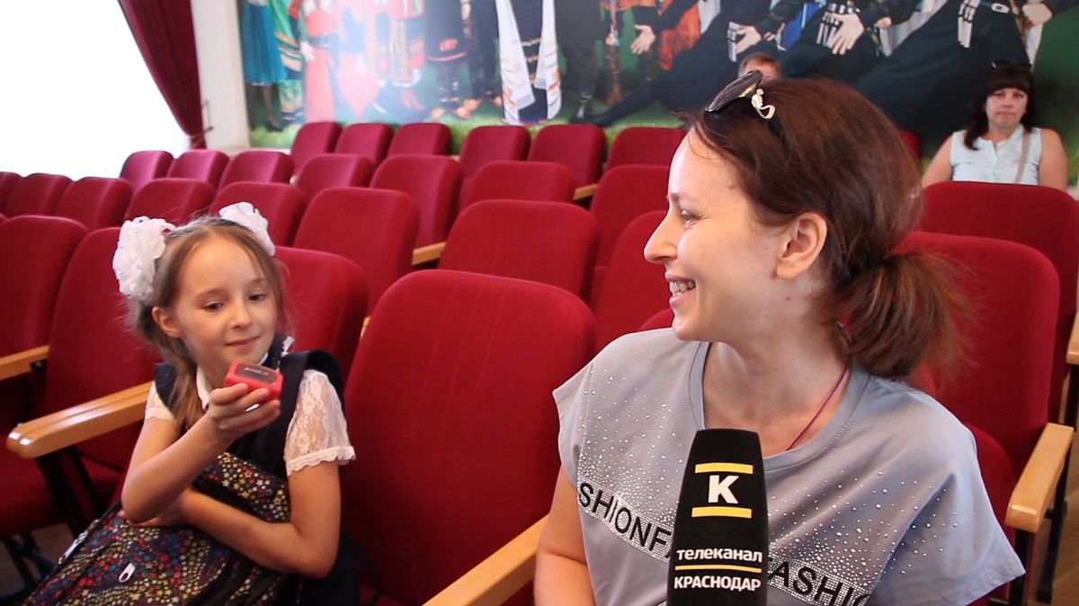    В Краснодаре вручили школьные портфели ребятам из Донбасса и Харьковской области. Фото: телеканал «Краснодар»