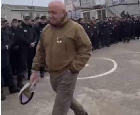 Чудовищно похож на Евгения Пригожина )))