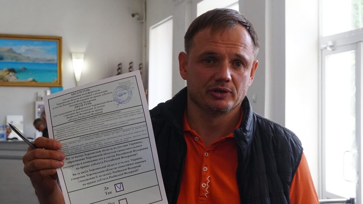    Заместитель главы администрации Херсонской области Кирилл Стремоусов голосует на референдуме о присоединении Херсонской области к России на одном из избирательных участков в Херсоне© РИА Новости / Иван Родионов