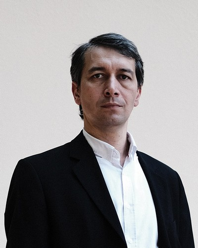 Два красных диплома, почти год учебы в Кембридже, аспирантура, кандидатская диссертация, научные разработки и гранты, активный английский, профессиональное владение танцами, спорт – со всем этим багажом Аслан Зарифович работает в школе.