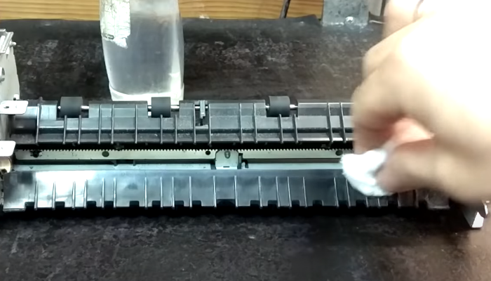 Фото 7. Очищаем остальные части термоблока с помощью сервисной жидкости Inkmaster