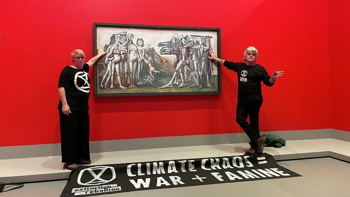    Экоактивисты движения Extinction Rebellion приклеили руки к картине Пикассо "Резня в Корее" в Национальной галерее Виктории в Мельбурне© Фото : Extinction Rebellion/@LawFelicity