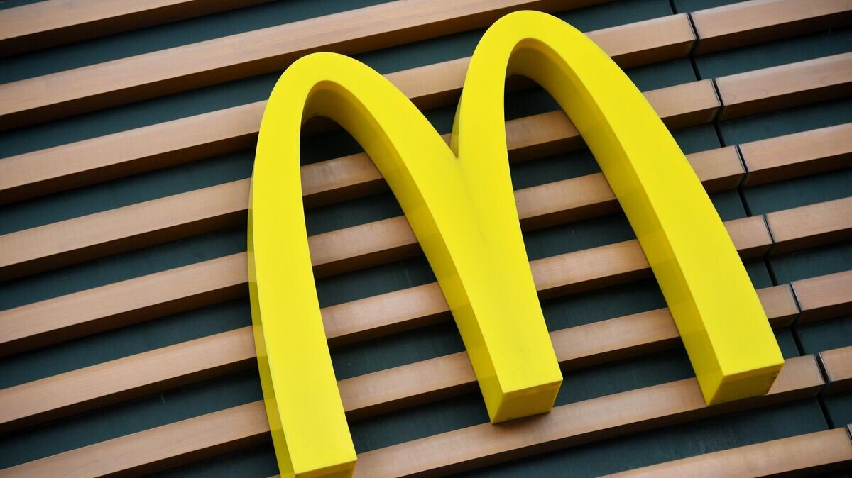   Логотип на здании ресторана быстрого питания сети McDonald's © РИА Новости / Евгений Биятов