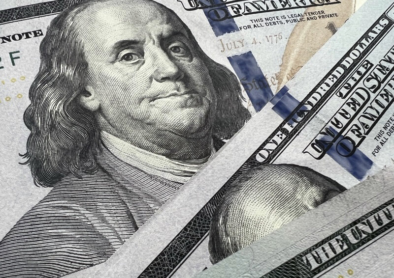    Выгодно ли сейчас вкладываться в доллары: что говорят аналитики