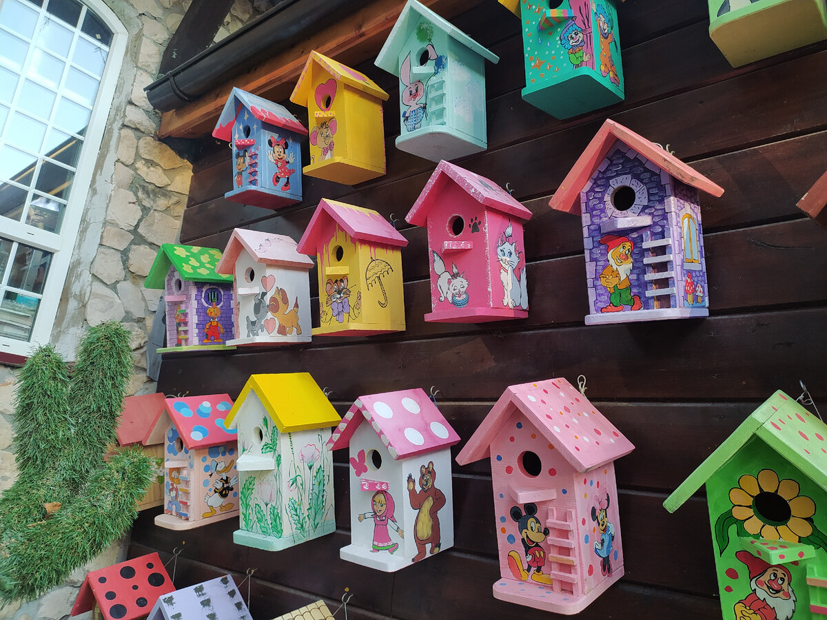 На въезде стоит мельница со скворечниками, расписаны вручную, герои из мультфильмов 