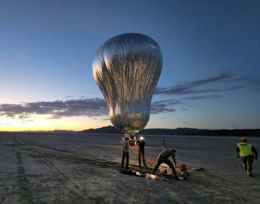 Прототип воздушного роботизированного аэростата, или аэробота, готовится к испытательному полету на рассвете в пустыне Блэк-Рок, штат Невада