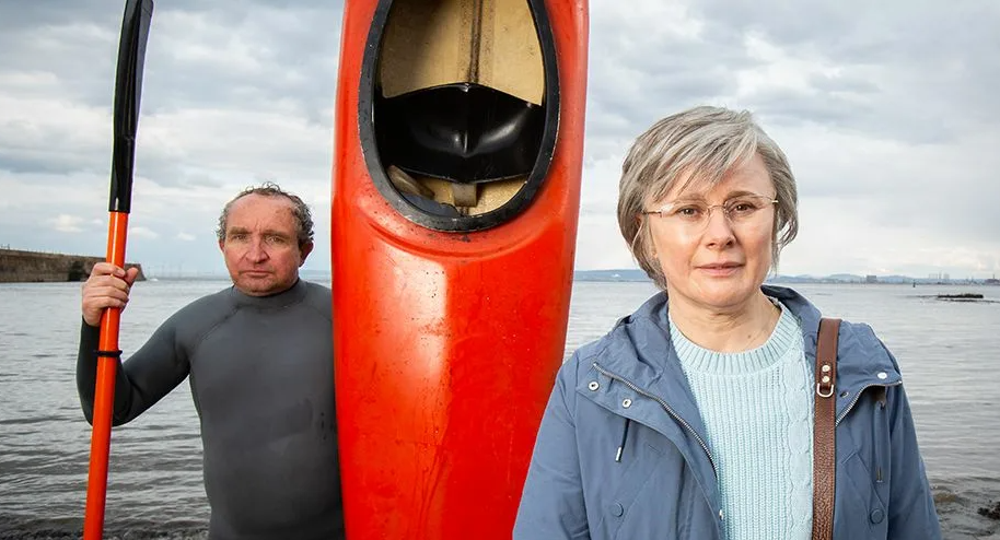 В главных ролях Эдди Марсан и Моника Долан, воссоздавшие парочку зарвавшихся супругов. Источник: cosmopolitan.com