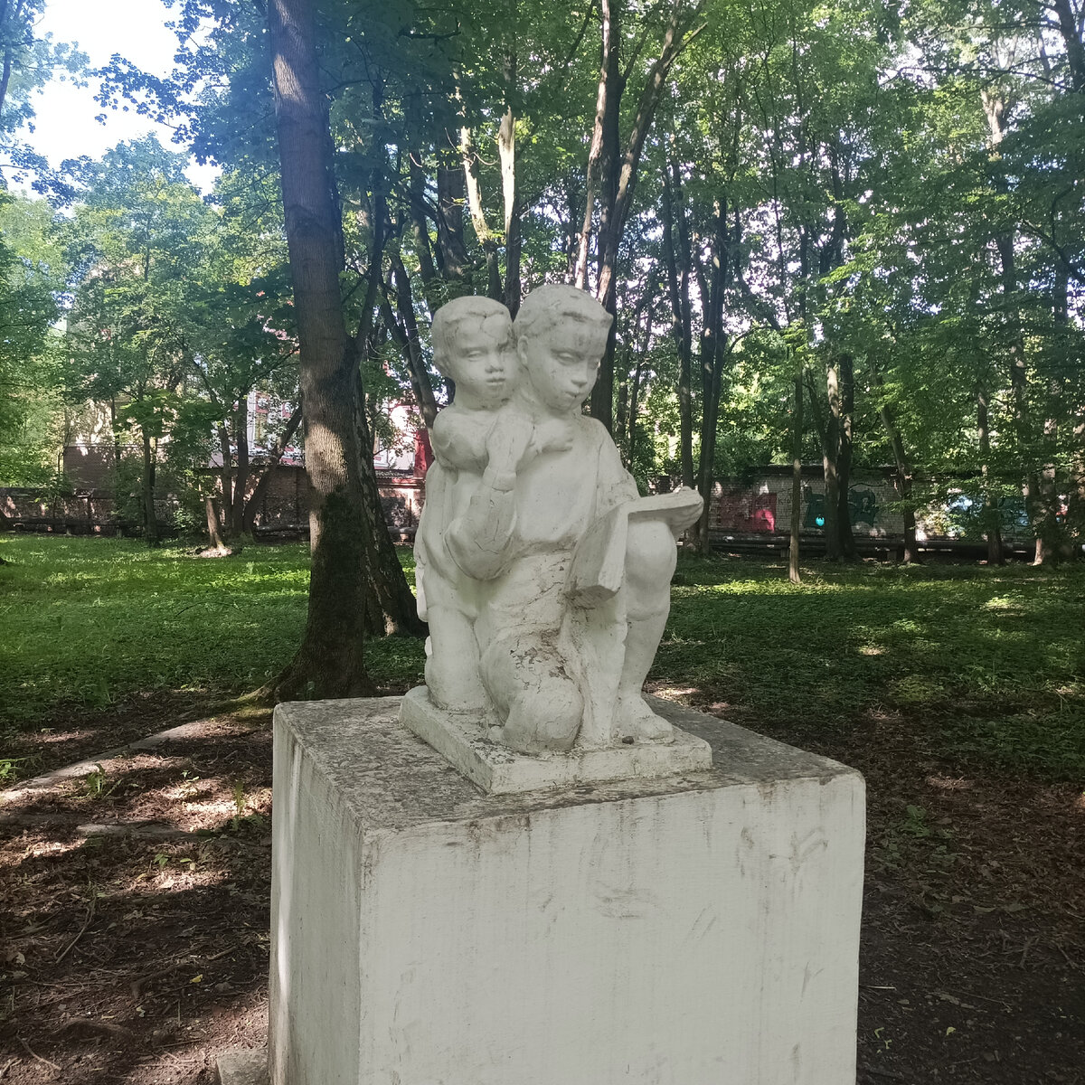 "Читающие дети" скульптурная композиция в центральном парке г. Калининграда, фото из собственного архива