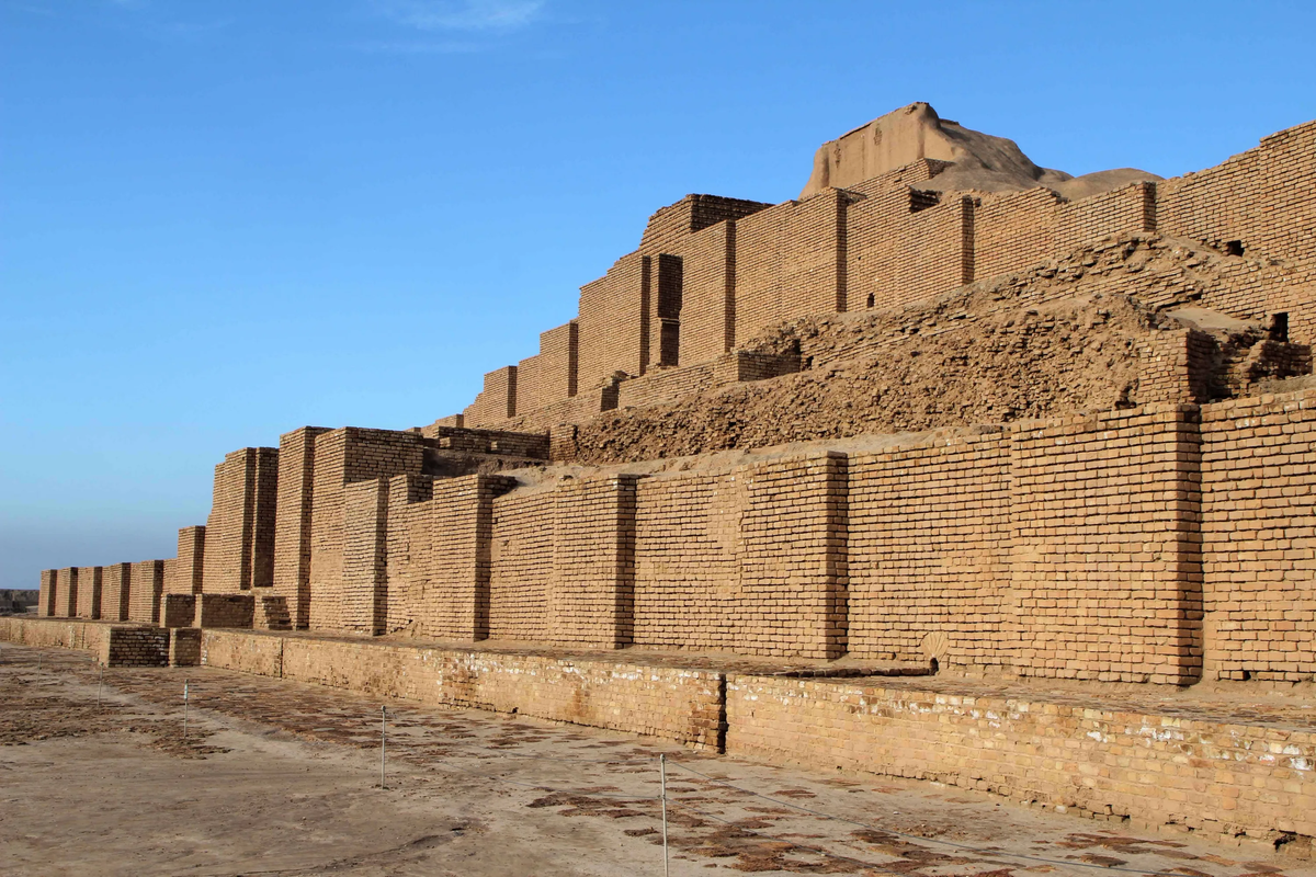 Вавилонский зиккурат. До наших дней цвет верхнего этажа не сохранился