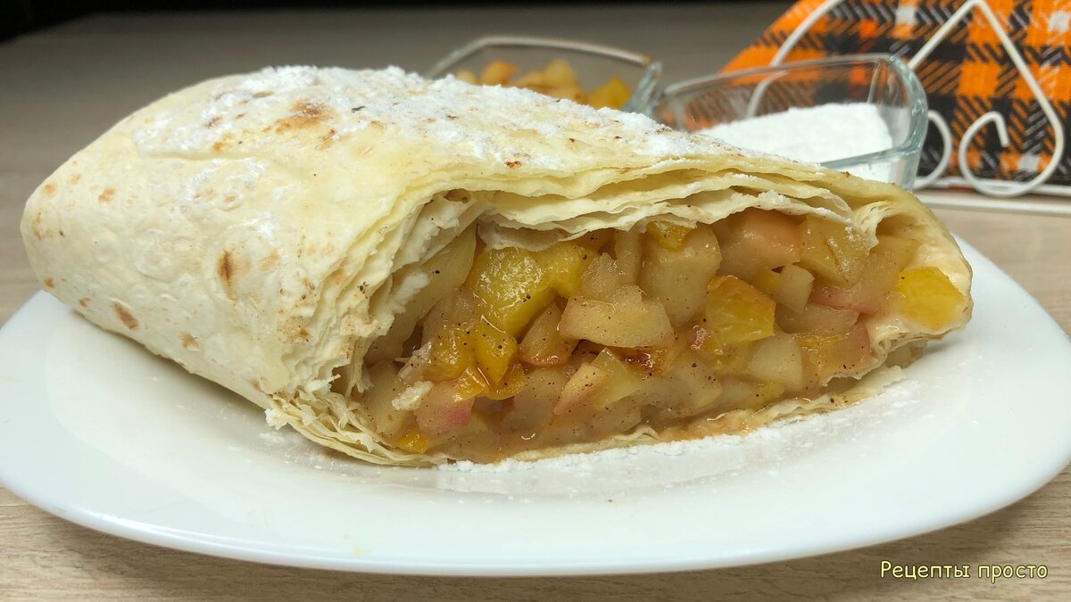 Приготовила штрудель с яблоками и персиками на сковороде.