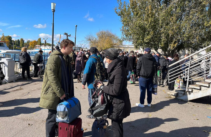    Организованное перемещение жителей на другой берег Днепра в Херсоне.Дмитрий Мармышев/ТАСС